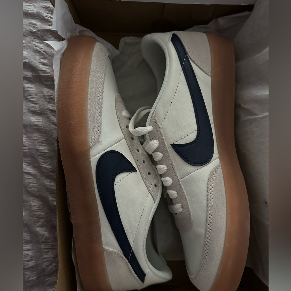 Nike White and Navy Sneakers with Gum Sole